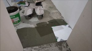 Укладка керамогранита 40/40 на пол. Ремонт пола в прихожей