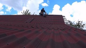 Крепим конёк для крыши из ондулина