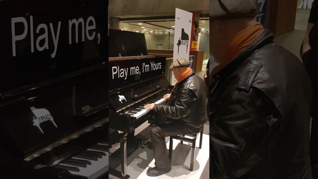 ПРОХОЖИЙ ИГРАЕТ В МЕТРО НА ПИАНИНО A PASSERBY PLAYS THE PIANO IN THE SUBWAY смотреть онлайн