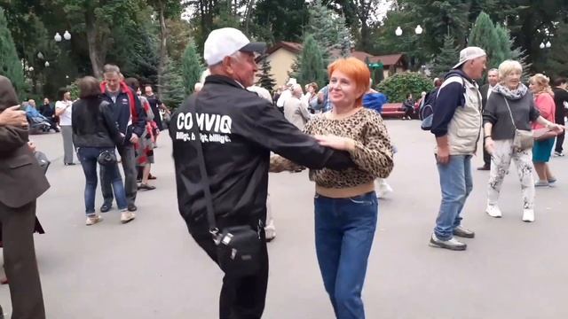 ЧУДНАЯ ПЧЕЛА МАЙЯ!??/ТАНЦЫ В ПАРКЕ ГОРЬКОГО ХАРЬКОВ СЕНТЯБРЬ 2021 смотреть онлайн