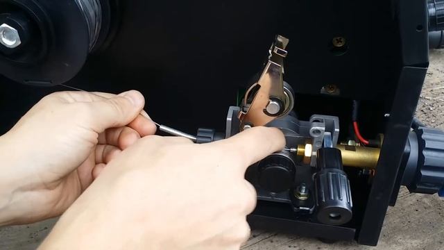 Установка проволоки в полуавтомат HZXVOGEN MIG 250 смотреть онлайн