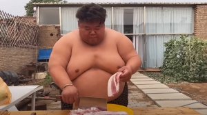 Из 4.5 килограммов свиньи варят «большие горшечные блюда». #Толстая обезьяна