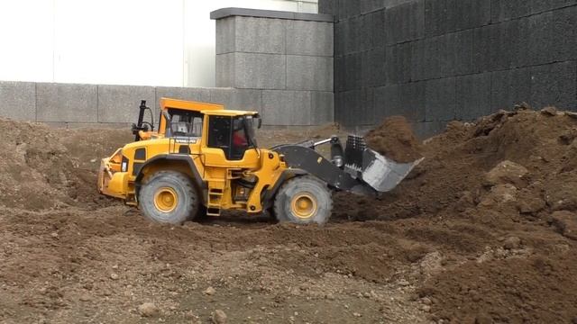 WHEEL LOADER VOLVO L250G IN ACTION! смотреть онлайн
