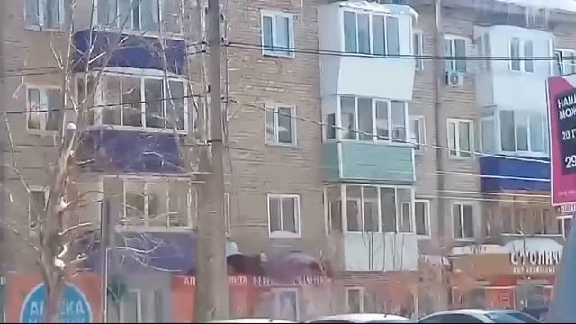 20180320 - В Сызрани сброшенные при расчистке крыши ледышки разбили несколько козырьков магазинов смотреть онлайн