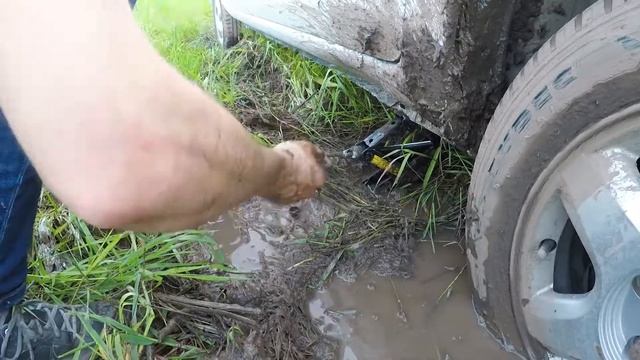 Как вытащить застрявшую машину из грязи смотреть онлайн