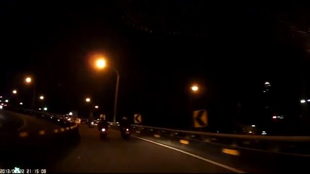 Китайский мотоциклист.Падение на повороте смотреть онлайн