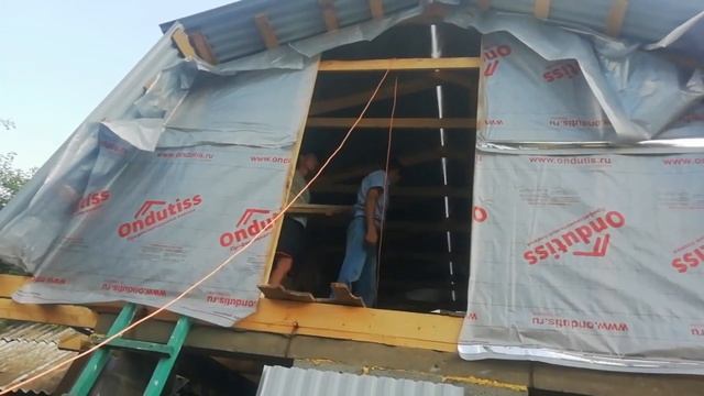 Накрываю  кровлю на коровникекрутим профнастил.Мансарда двускатная ломанная.Деревенская жизнь..mp4