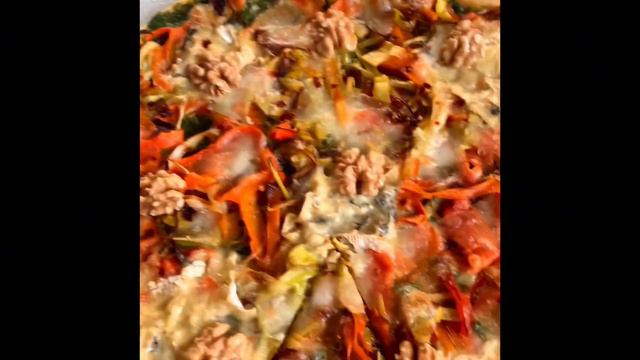 Слоенный пирог со шпинатом, морковью и луком пореем смотреть онлайн