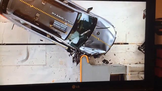 IIHS 2017-2019 Subaru Outback Passenger side small overlap crash test смотреть онлайн
