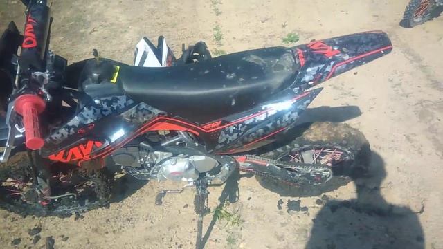 Жоско влетел в грязь в болото,загрёб.Питбайк 125 Кауо бейсик в тресине смотреть онлайн