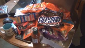 ЗЛОЙ ДЕД и большая коробка конфет