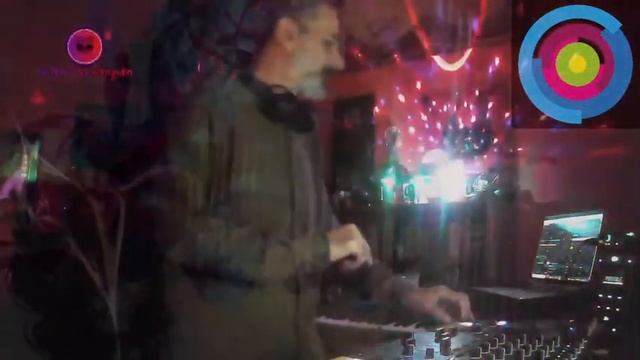 DJ Theo aka Klangedin | React Radio UK | Proggy Friday смотреть онлайн