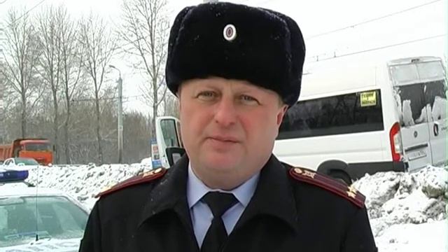 В Челябинске микроавтобус врезался в столб, есть раненые смотреть онлайн