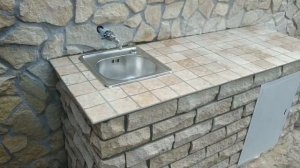 Кладка рваного кирпича. Умывальник. Мастер из Грязей