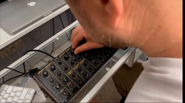 Как звучит Behringer K-2