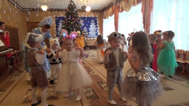"Новогодний танец" в исполнении детей гр. №12 МБДОУ "ЦРР - д/с "Сказка" смотреть онлайн