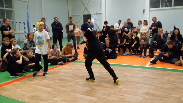 bboy Lil Young vs Коковкин top16 - брейкданс чемпионат г.Королев - брейкданс чемпионат г.Королев смотреть онлайн