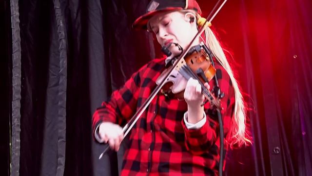 Molly Tuttle channels Grace Slick "White Rabbit" 10/9/22 Portland, ME смотреть онлайн