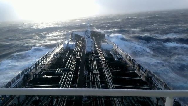 Шторм в океане.Танкер.Работа на палубе в шторм.Дельфины.Мужская работа моряков. смотреть онлайн