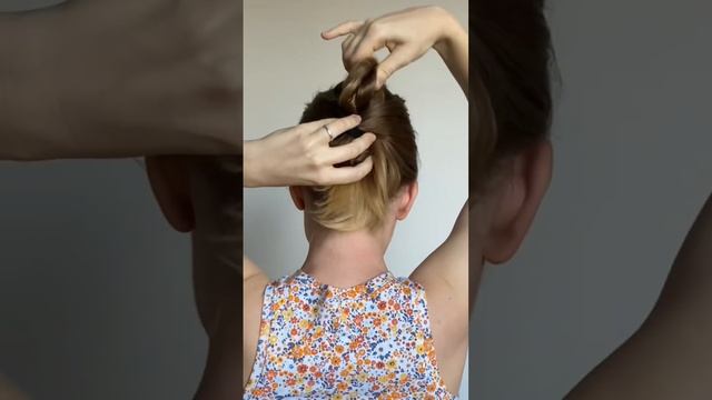 Обязательно сделай эту причёску ? #hairhacks #easyhairstyle #shorts смотреть онлайн