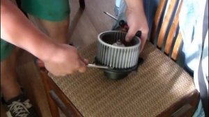 Снимаем крыльчатку со штока мотора отопителя.