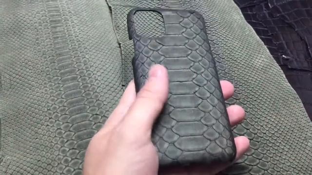 Чехол для IPhone из кожи питона смотреть онлайн