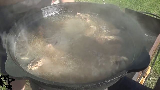 ШУРПА ИЗ ТРЕХ ВИДОВ МЯСА В КАЗАНЕ НА КОСТРЕ смотреть онлайн