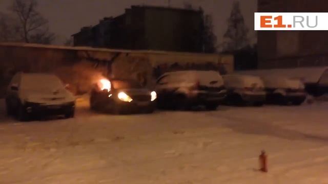 Екатеринбуржцы до приезда спасателей сами потушили горящую иномарку смотреть онлайн