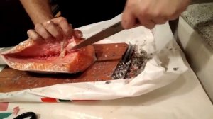 Как разделать лосося атлантического на стейки, на чистое филе и на кости для бульона.Повар подскаже