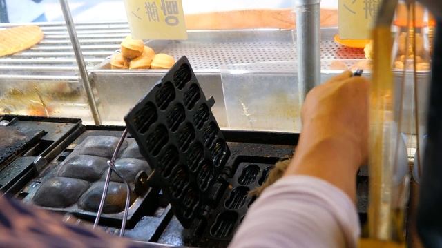 Sweet ~! Waffles with whipped cream and apple jam / BIFF Square / street food смотреть онлайн