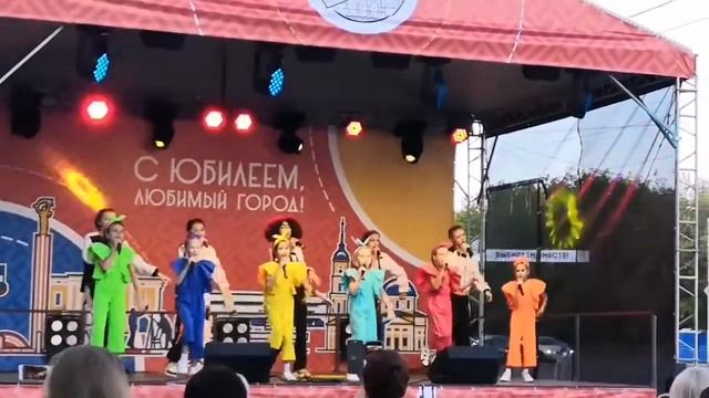 Группы "Friends" и "Фрукты" - Любовь согреет нас смотреть онлайн