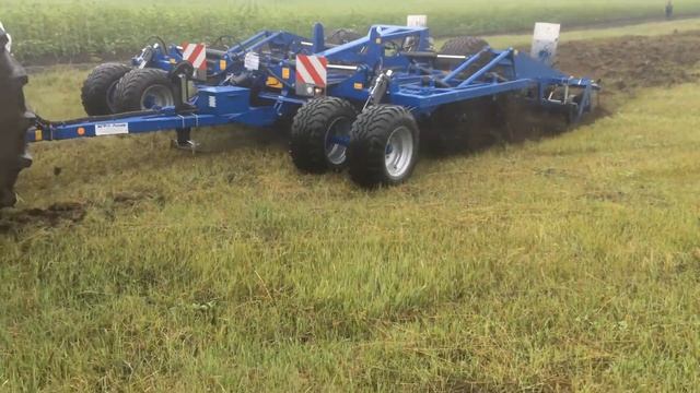 Koeckerling Vector Проход по лугу, широкое долото 15-20 см смотреть онлайн