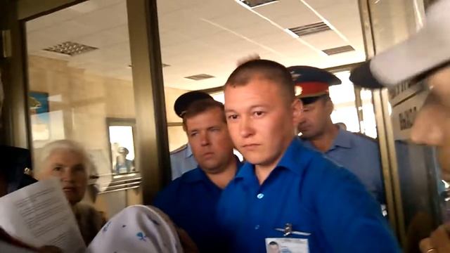 Набережные Челны 11.07.2014 Коммунистов не пускают в мэрию на на круглый стол (4)