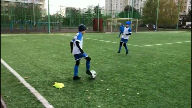 Как правильно вести мяч ? Набор упражнений для футболиста (дети 10 лет) / ШКОЛА ФУТБОЛА "СПЕЦИФИК" смотреть онлайн