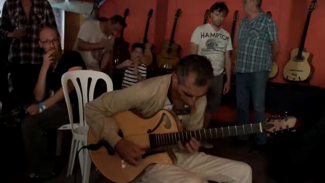 Angelo Debarre plays archtop guitar amazing (Echo d'Artistes) смотреть онлайн