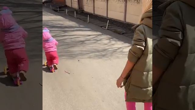 Дочь Леры Кудрявцевой в возрасте 1,8 освоила самокат смотреть онлайн