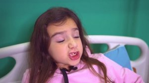 СЛОМАЛ НОГУ... ПОПАЛ в БОЛЬНИЦУ! Как ПРОНЕСТИ Сладости в БОЛЬНИЦУ