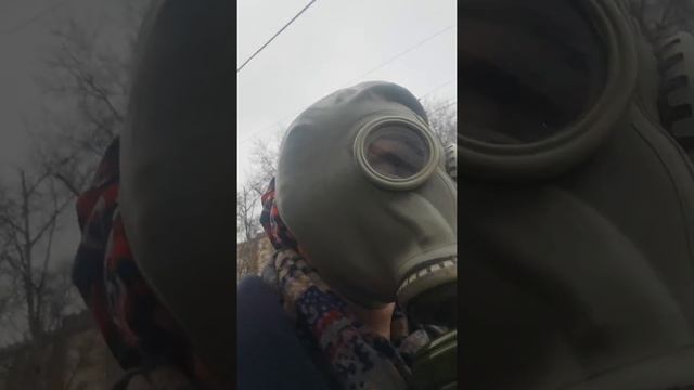 Я снимаю противогаз в чистой зоне смотреть онлайн