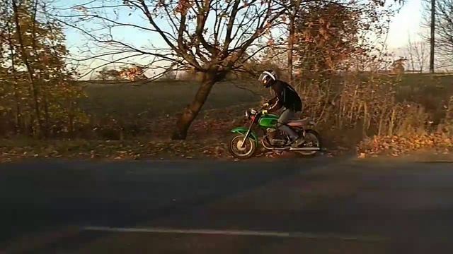 Тринировка стант на советском мотоцикле (Stunt Voshod) смотреть онлайн