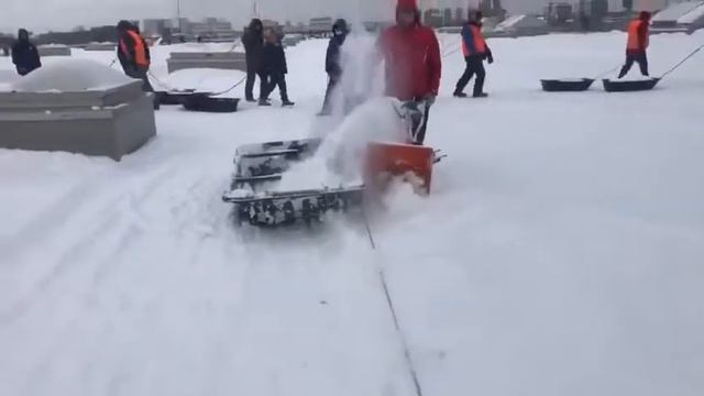 Уборка снега с крыши торгового центра смотреть онлайн