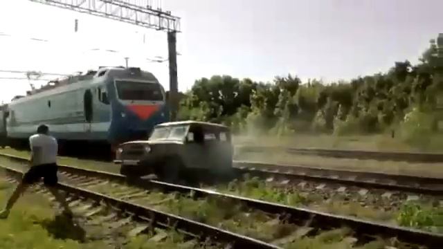 Эльдар вылезает 10 часов. Поезд сбивает УАЗ смотреть онлайн