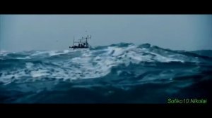 По судну Кострома стучит вода