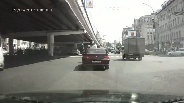 Автомобиль и скутер. смотреть онлайн