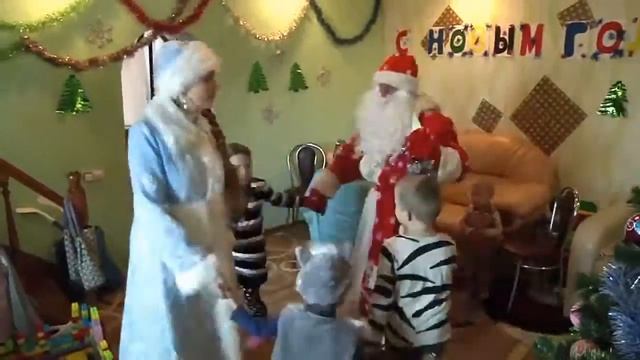 Позитивные дед Мороз и Снегурочка смотреть онлайн