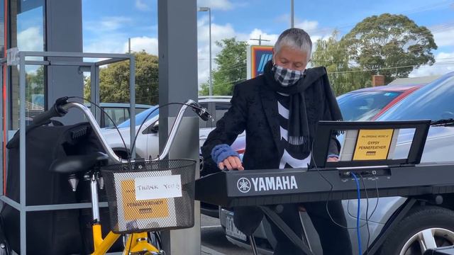 GYPSY PENNEFEATHER BUSKING -Yamaha PSR-EW410 portable piano & Roland BA-330 amp - Piano Busker смотреть онлайн
