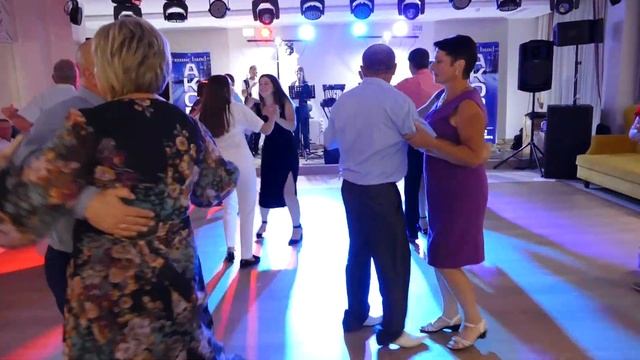ЇХАВ КОЗАК З УКРАЇНИ, МУСІВ ШАПКУ ЗНЯТИ - ВЕСІЛЬНА ПОЛЬКА. ГУРТ АКОРД. @yaremaweddingstudio2420 смотреть онлайн
