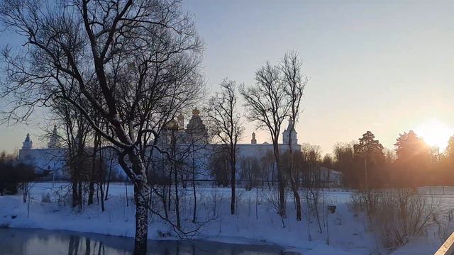 накануне Рождества 🎄 гуляю в окрестности Воскресенского Ново-Иерусалимского монастыря. смотреть онлайн