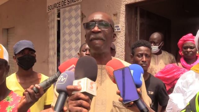 Affrontement chaude entre policiers et marchands ambulants au marché HLM смотреть онлайн