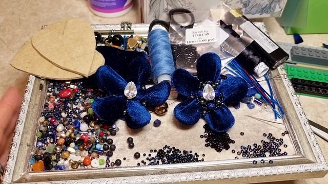 Чокеры из бахромы, серьги цвета индиго, образы в украшениях смотреть онлайн