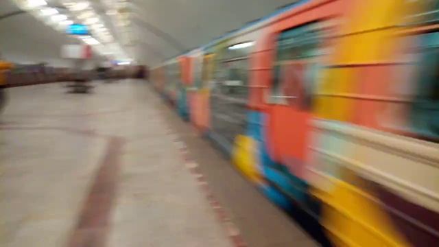 Номерной прибывает на станцию Площадь Маркса смотреть онлайн